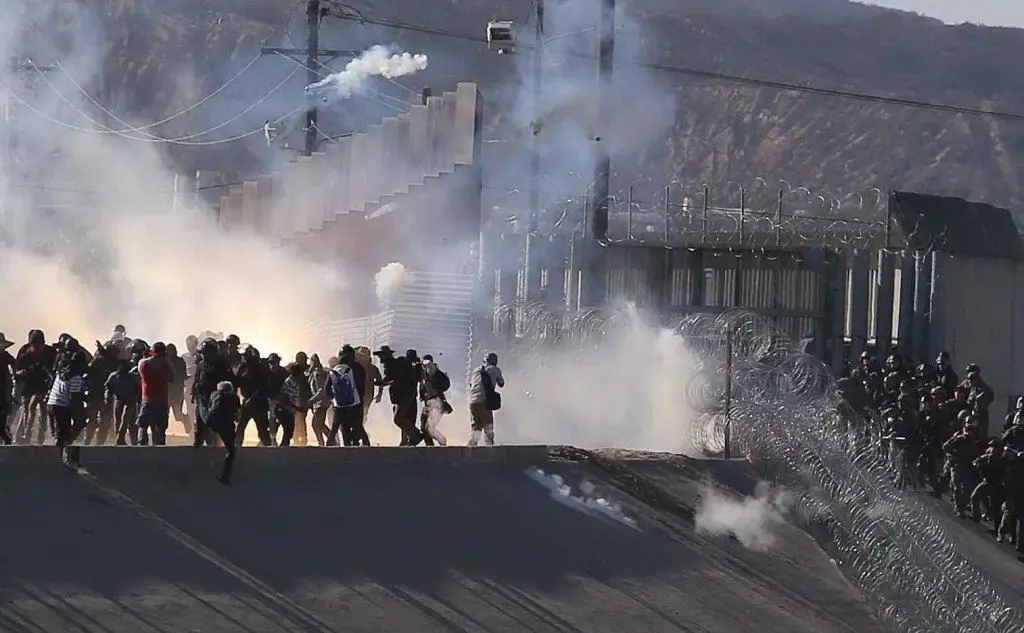 Le forze dell'ordine americane hanno risposto con il lancio di lacrimogeni (Foto Ansa)