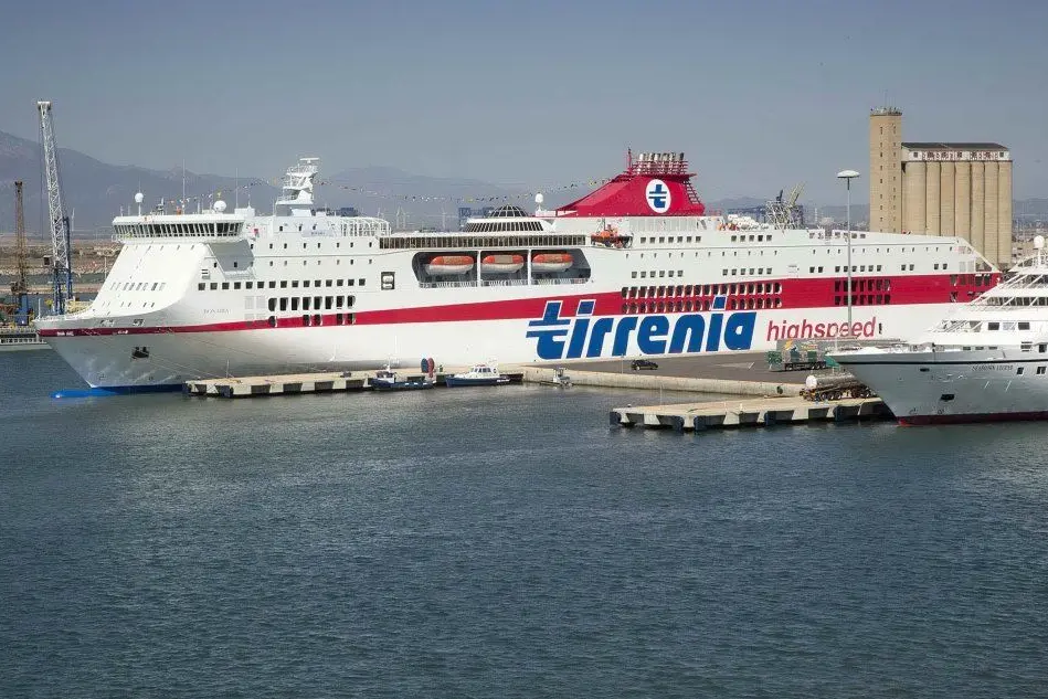 Una nave al porto di Cagliari