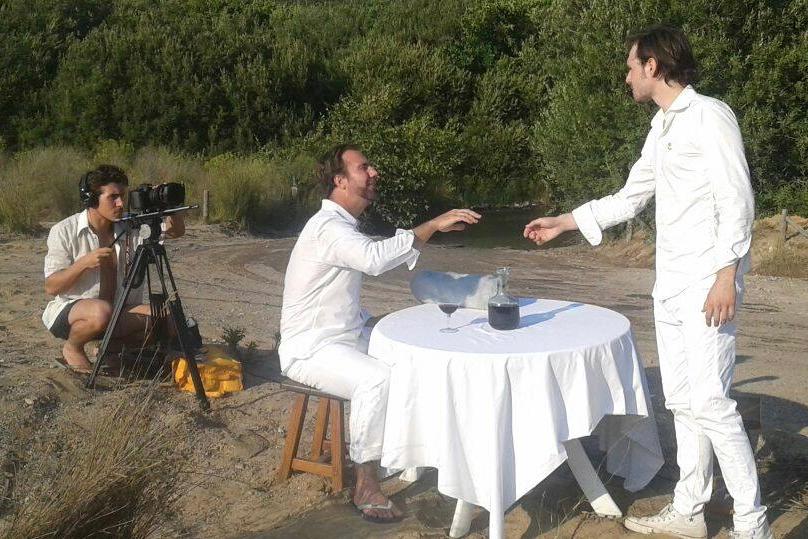 Il regista durante la realizzazione di un cortometraggio (L'Unione Sarda)