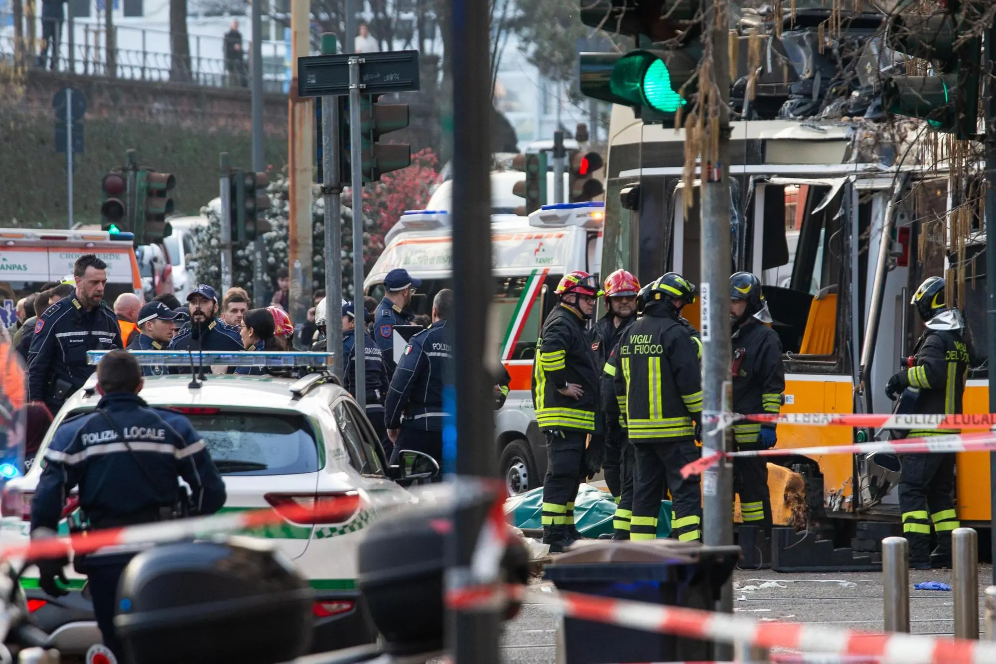 Soccorsi sul luogo dell'incidente (foto Ansa)