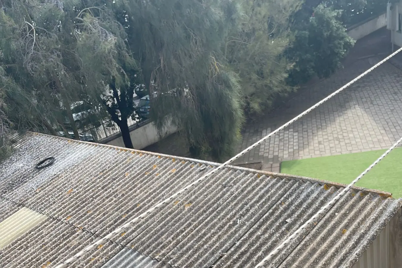 La tettoia in amianto adiacente alla scuola che preoccupa i genitori