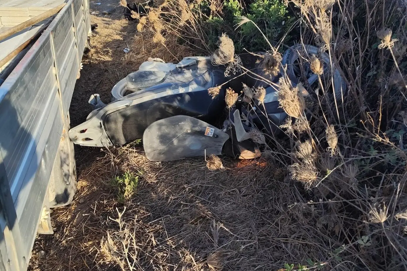 La moto dopo lo scontro contro il camioncino (foto Pala)
