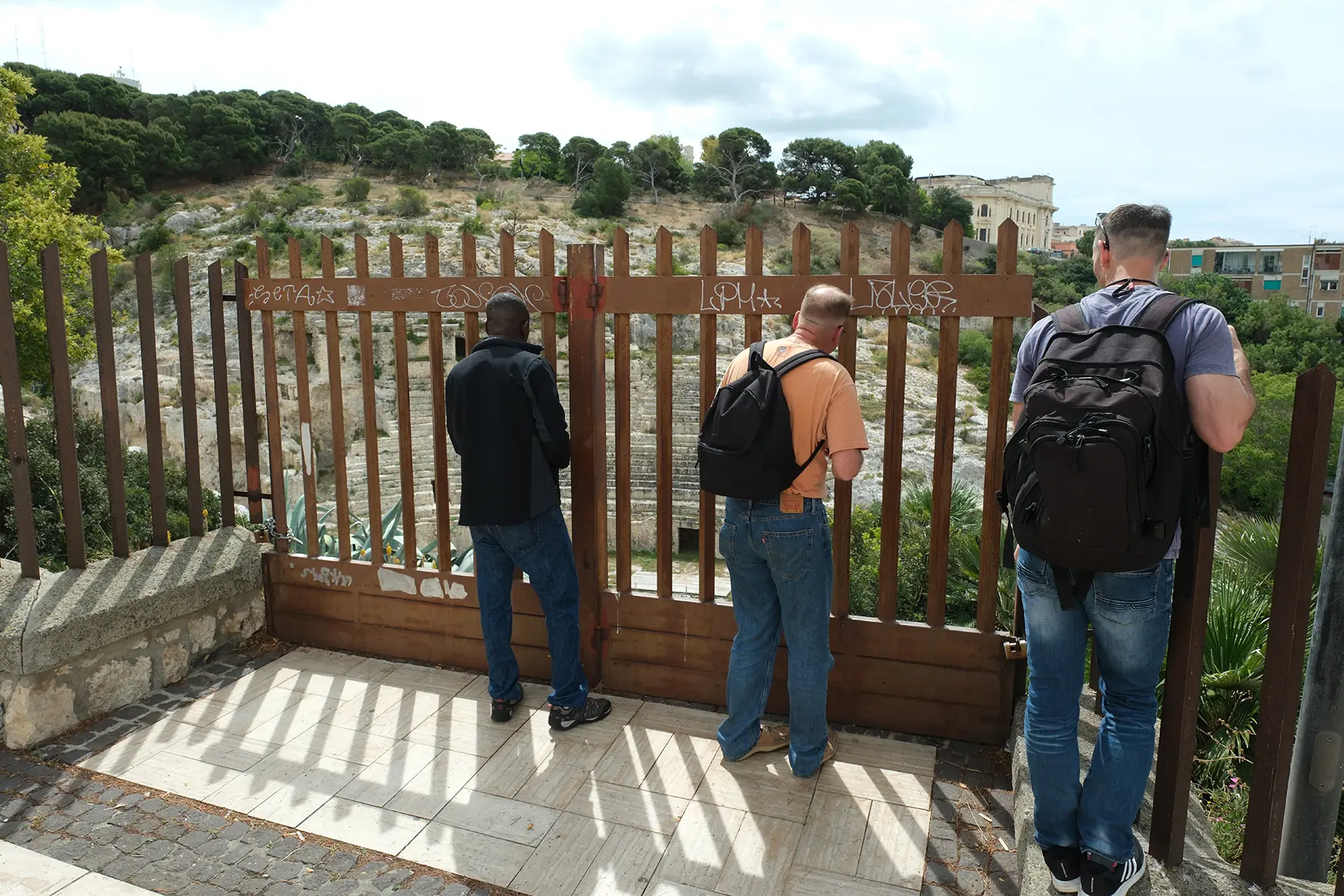 Turisti davanti al cancello chiuso dell'Anfiteatro  (Foto: Ungari)