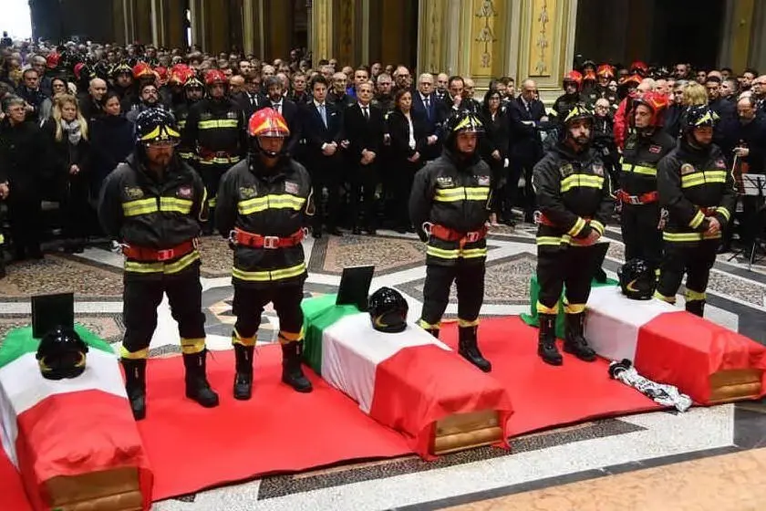 Il funerale dei tre vigili del fuoco (Archivio L'Unione Sarda)