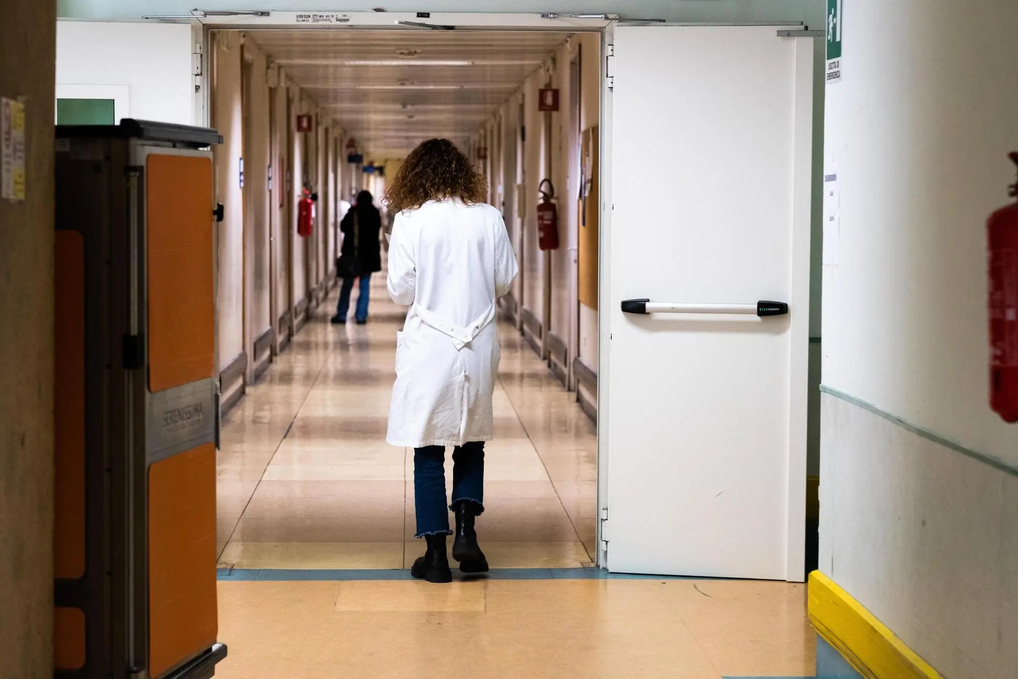 Una corsia d'ospedale (foto Ansa)