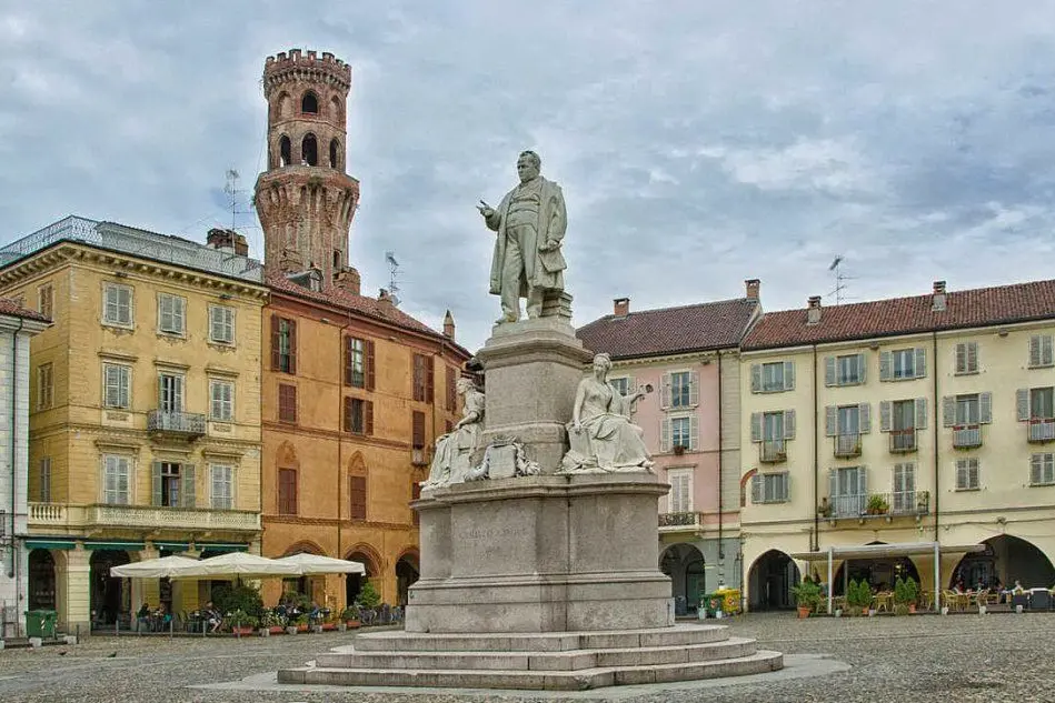 Piazza Cavour a Vercelli (fonte Wikipedia)