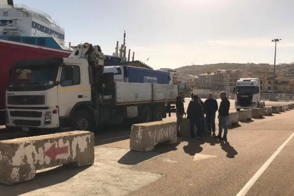 Alcuni passeggeri bloccati in Corsica (Foto E.Sanna)