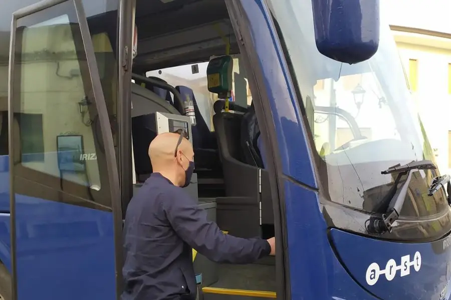 Il primo passeggero sale sull'autobus per Cagliari (Foto E.Sanna)