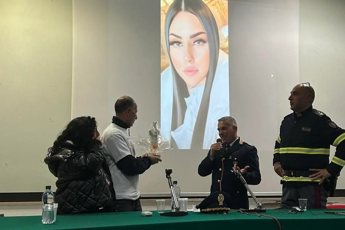 La polizia stradale con i genitori di Najibe, morta il dieci settenne del 2023 i viale Marconi a Cagliari (Foto concessa)