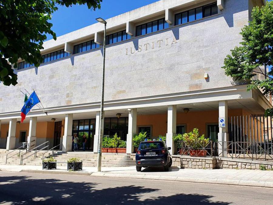 Tentato omicidio con le forbici a Olbia: l’arrestato dà in escandescenze davanti al gip