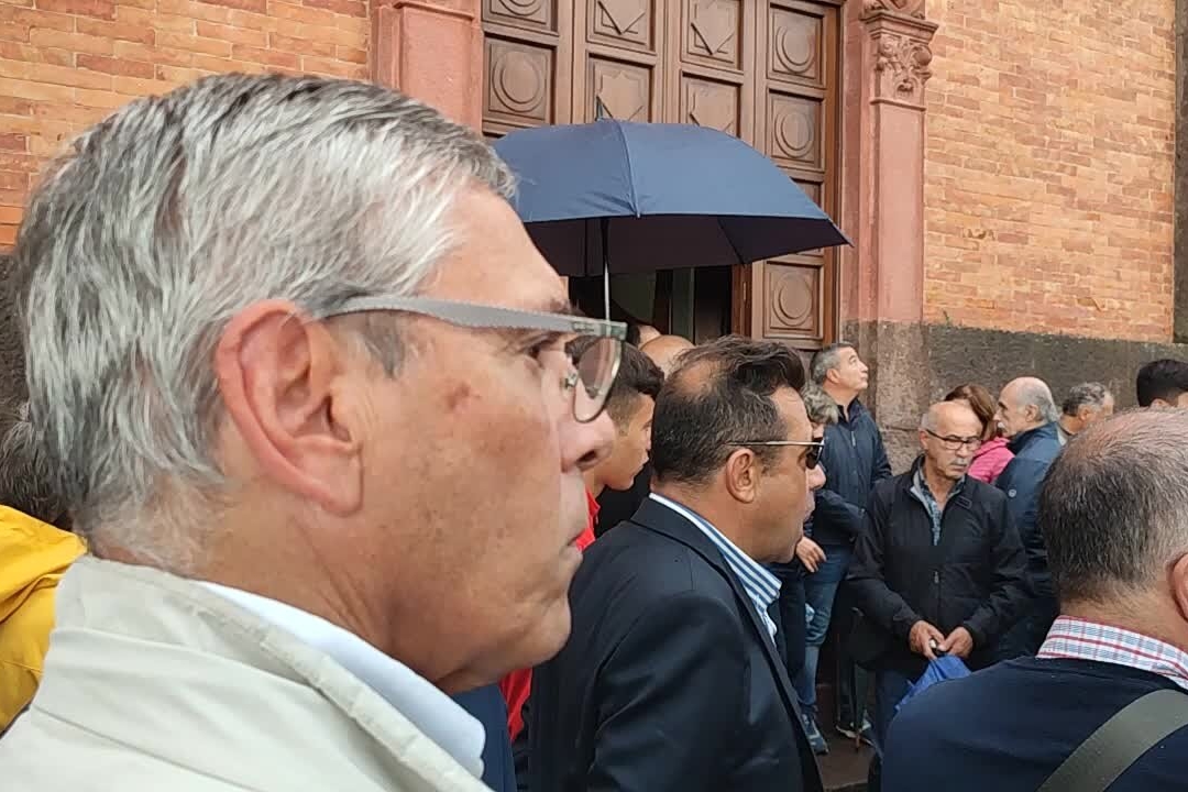 Sassari, folla commossa ai funerali dell'ex calciatore Norberto Bianchi