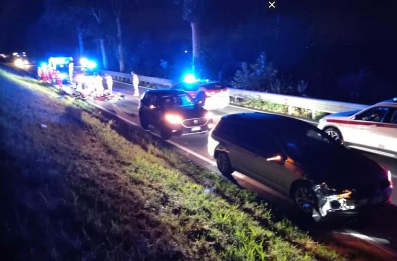Auto travolge due ragazzi in sella alle loro biciclette: muore 19enne