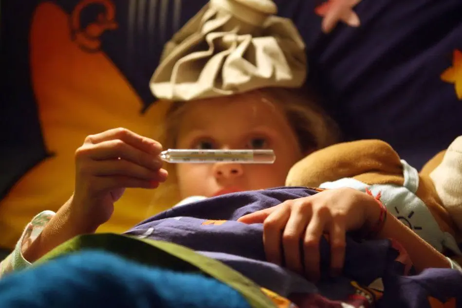 Un bimbo a letto con l'influenza