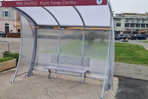 La pensilina vandalizzata a Porto Torres (foto Pala)