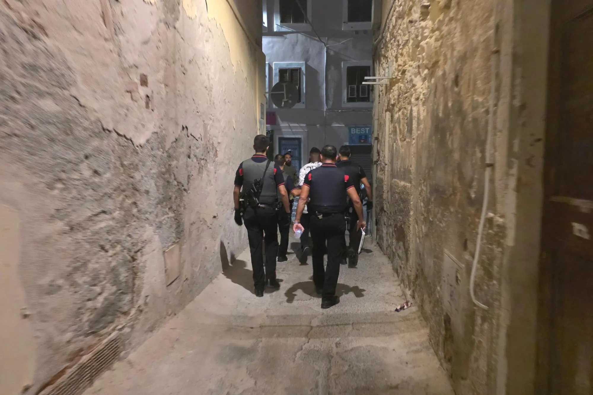 Uno degli arresti dei carabinieri (foto Floris)