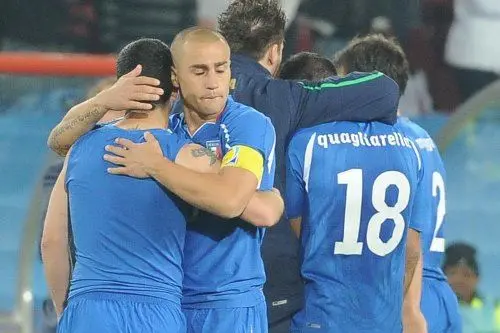 Italia eliminata dai Mondiali e, alla fine della partita contro la Slovacchia, è il momento delle lacrime e della tristezza: non si trattiene Quagliarella che scoppia in un pianto a dirotto, consolato e sorretto dal capitano azzurro Cannavaro