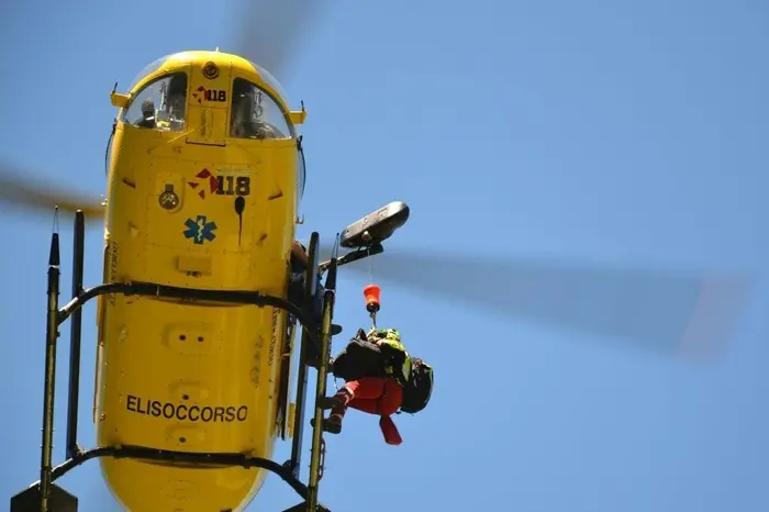 Sassari-Tempio 事故，直升机救援介入（照片 Ansa）