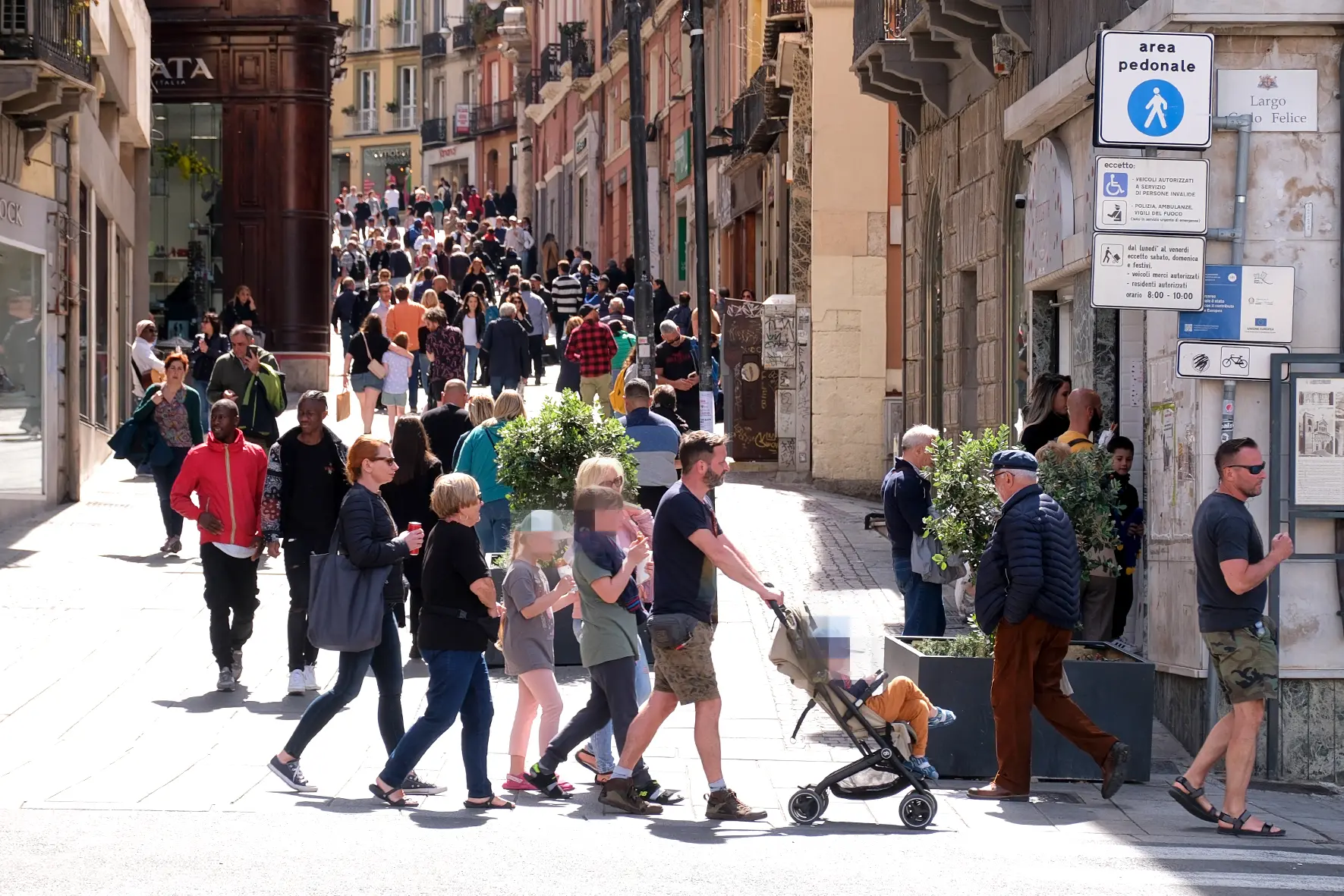 11 04 23 cagliari nave da crociera costa via manno turisti - foto giuseppe ungari