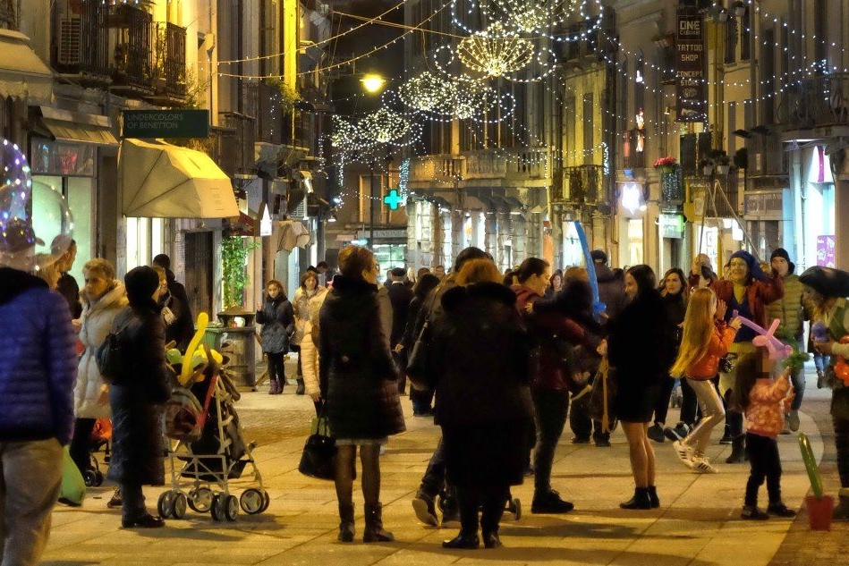 Shopping di Natale in via Garibaldi a Cagliari (archivio L'Unione Sarda/Giuseppe Ungari)