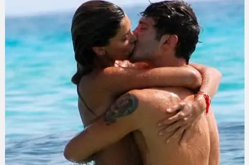 Belen Rodriguez e Stefano De Martino in vacanza a Formentera giocano in acqua