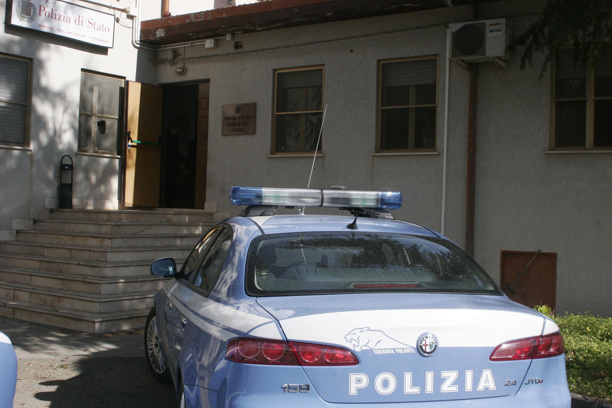 Polizia di fronte al commissariato di Tortolì (foto L'Unione Sarda - Loi)