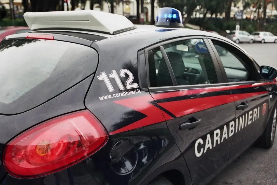 Un'auto dei carabinieri: i militari hanno arrestato una donna per omicidio