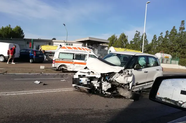 Incidente in viale Monastir a Cagliari (foto L'Unione Sarda)