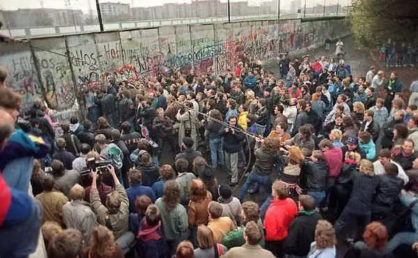 Un'immagine del Muro di Berlino il 10 novembre del 1989 (foto Zasso)