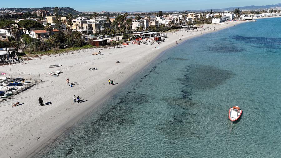 «Plastica? No, grazie». Studenti e volontari impegnati al Poetto per pulire la spiaggia