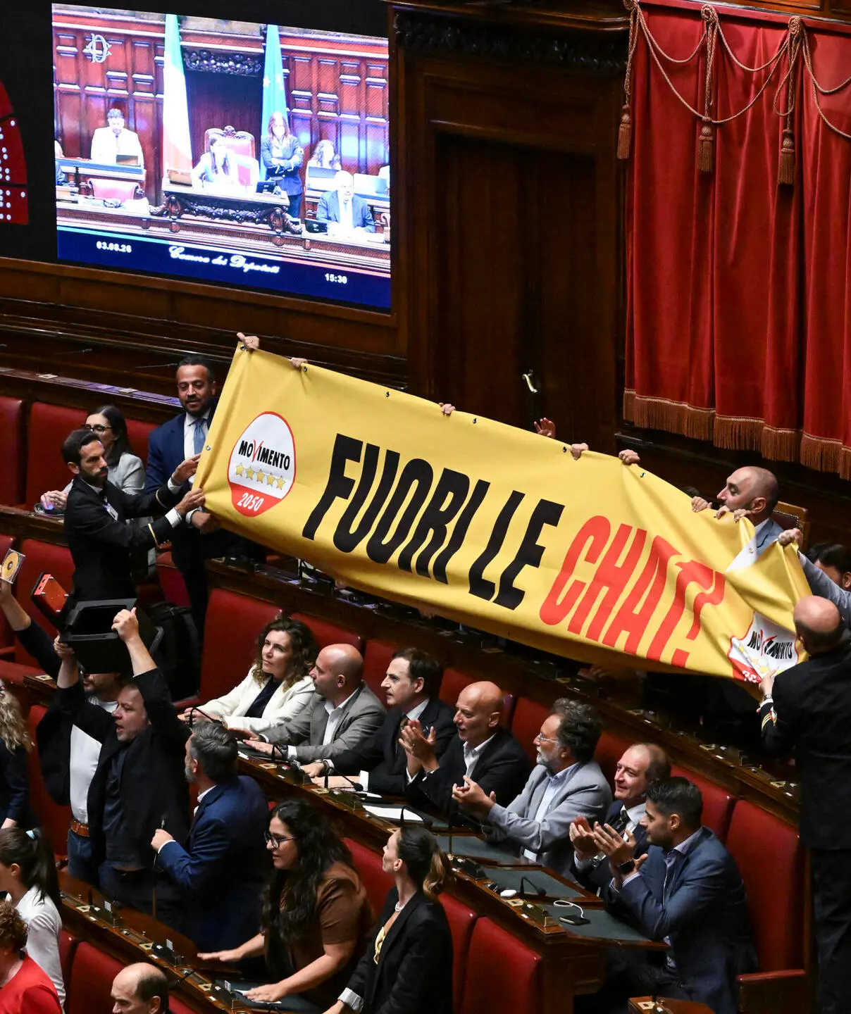 Chat di Delmastro, caos in Aula