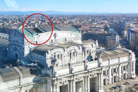 Feriti, scuole evacuate e il crollo di parte del tetto in stazione: il vento mette in ginocchio il Milanese