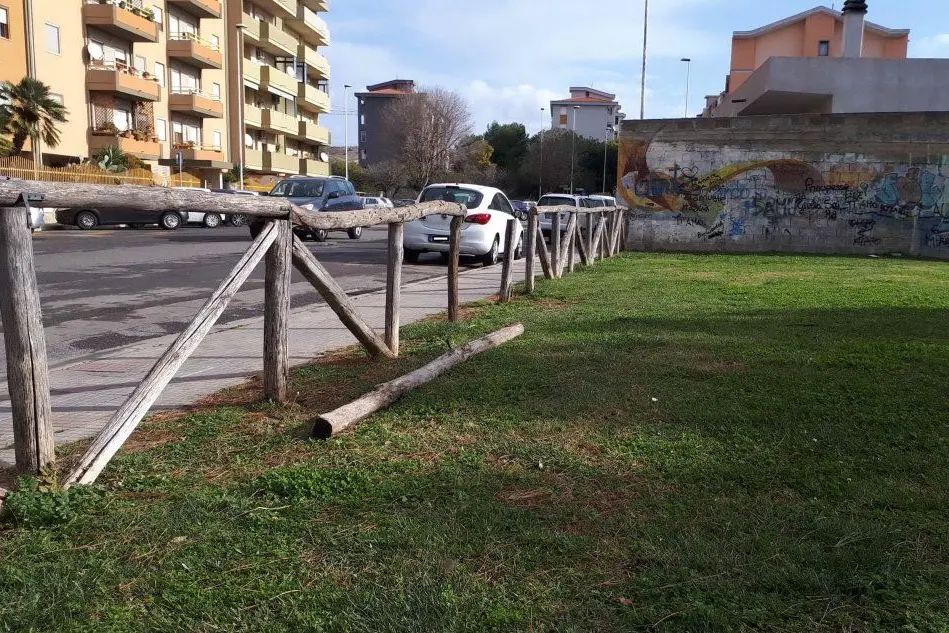 La staccionata distrutta