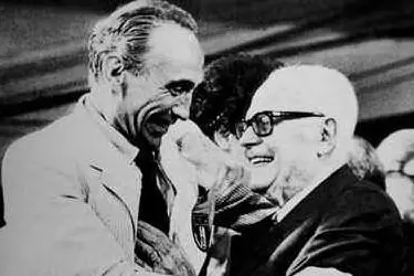 L'abbraccio con il presidente della Repubblica Sandro Pertini