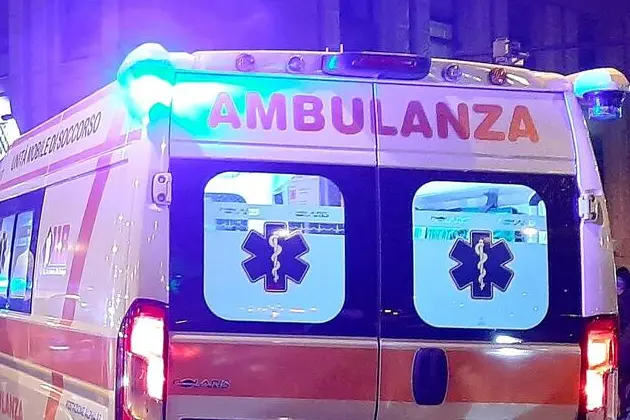 Ambulanza, immagine simbolo (foto Ansa)