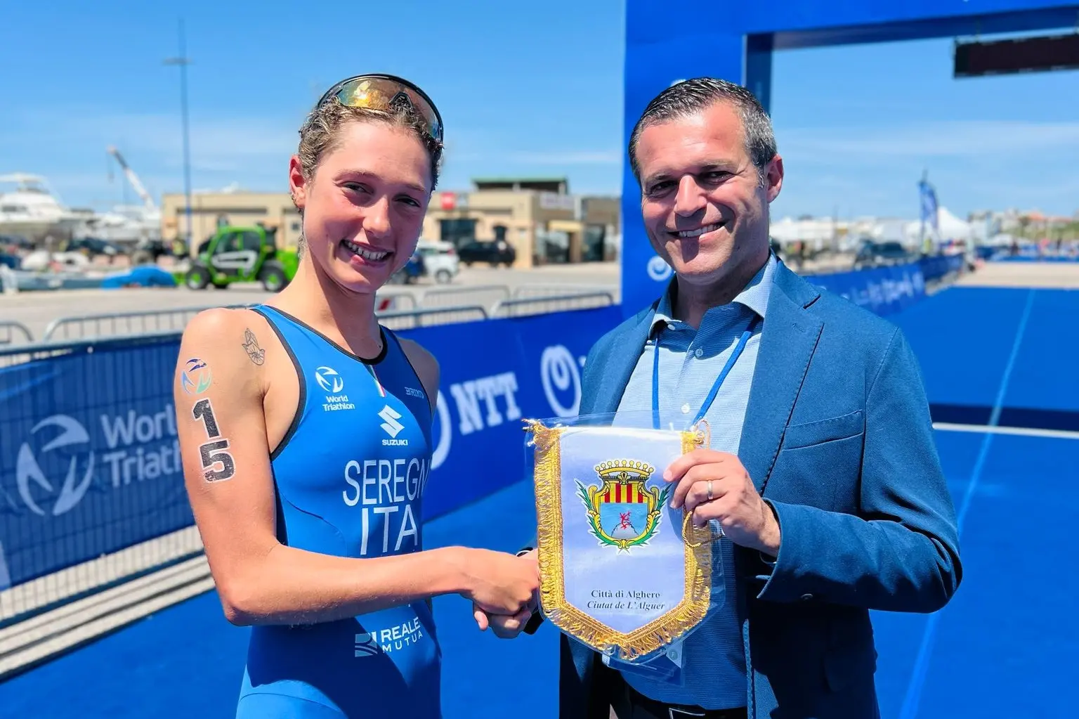 Il sindaco Cacciotto con l'azzurra Bianca Seregni, medaglia d'argento al Wtcs (Foto concessa)