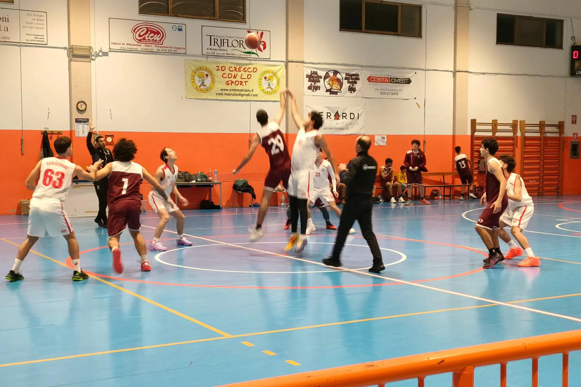 Una sfida di Divisione Regionale 2 di basket (foto di Giacomo Pala)