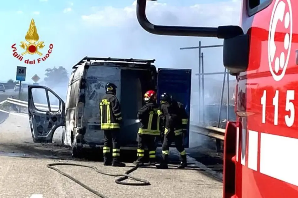 Il furgone incendiato (foto Vigili del fuoco)