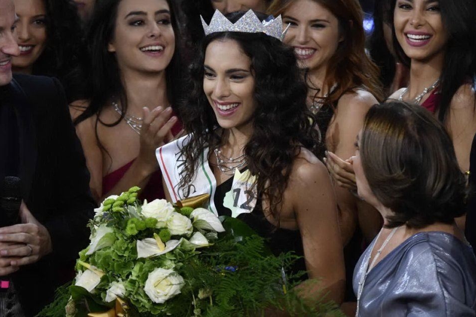 A rischio la corona di Miss Italia: spuntano le foto osè di Carlotta Maggiorana