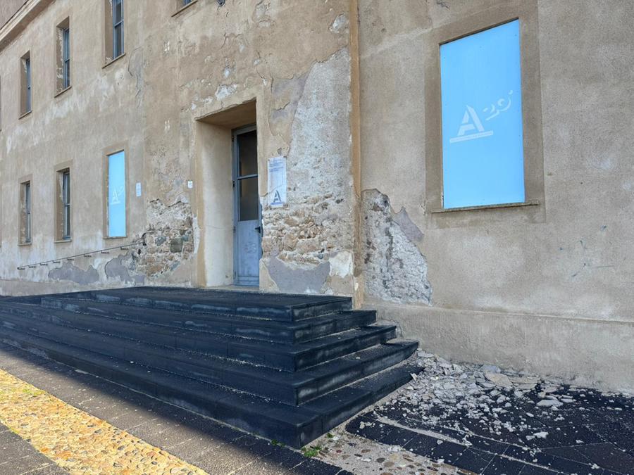 Alghero, la facciata dell’ex Ospedale Santa Chiara (oggi sede di Architettura) cade a pezzi