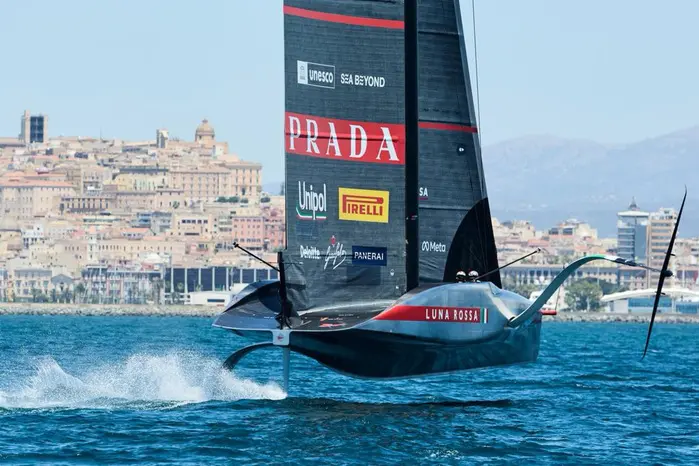 una rossa in mare a Cagliari in vista America's cup 2027,