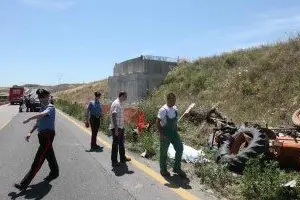 agricoltore in cunetta con il suo trattore