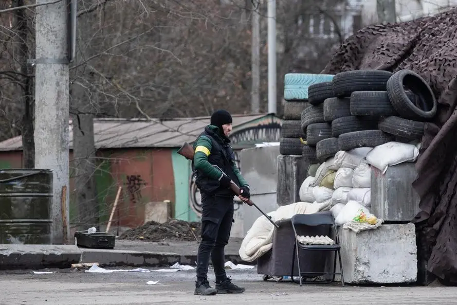 Un checkpoint a Kiev (Ansa)