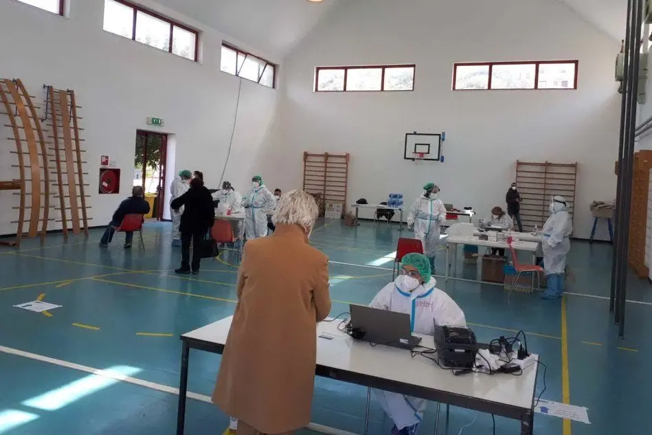 Tamponi a Sinnai (foto L'Unione Sarda - Andrea Serreli)