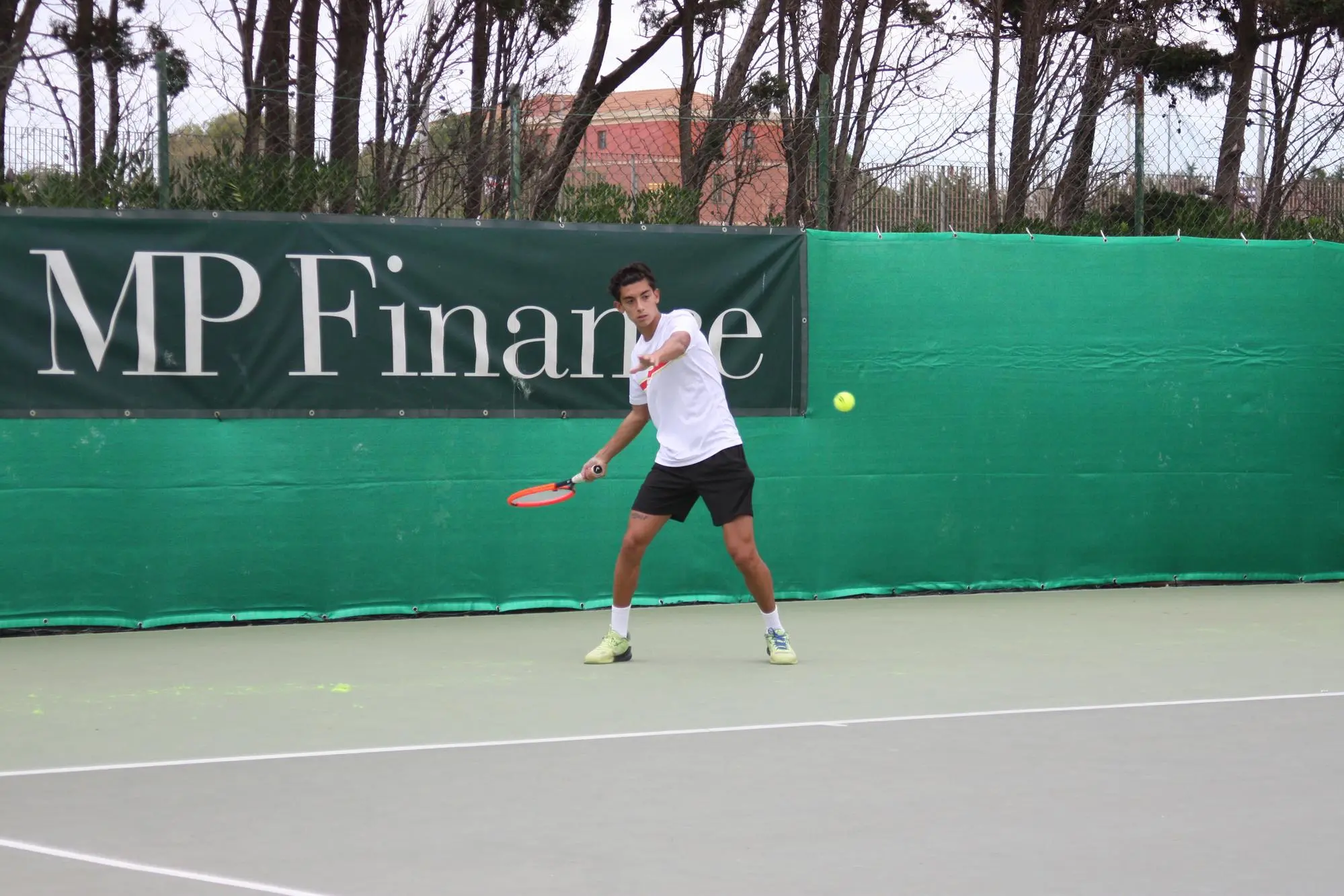 Bella vittoria in singolare per il giovane algherese Nicolò Serra (foto Antonio Burruni)