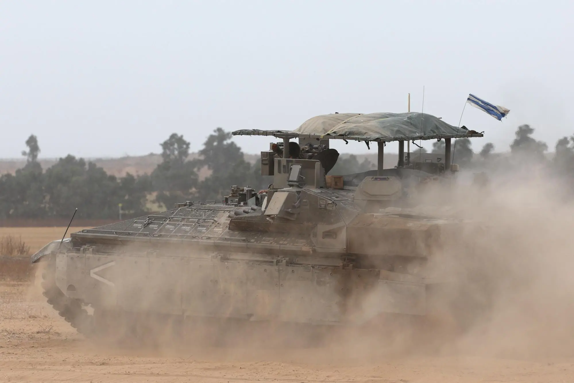Un tank israeliano vicino a Rafah (Ansa-Epa)