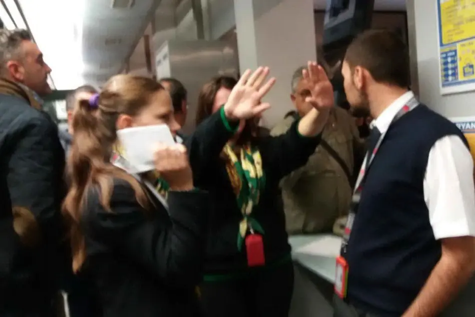 I passeggeri del volo Pisa-Cagliari protestano col personale Ryanair