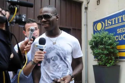 Il giocatore dell'Inter Mario Balotelli arriva all'istituto Milano per sostenere l'esame orale di Maturità