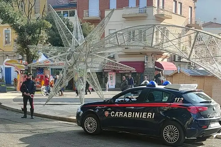 Carabinieri in piazza Roma a Oristano (foto Pinna)