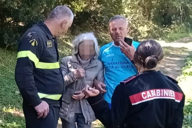 L'anziana soccorsa dai vigili del fuoco