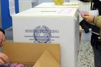 Operazioni di voto in un seggio